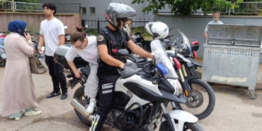 bursada-yanlis-okula-gelen-adaylarin-yardimina-polis-kostu-S3ukKFKV.jpg