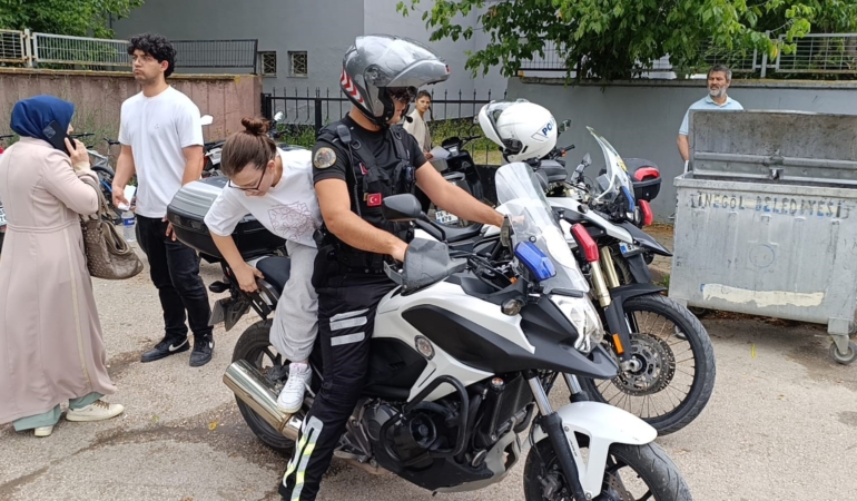 bursada-yanlis-okula-gelen-adaylarin-yardimina-polis-kostu-S3ukKFKV.jpg