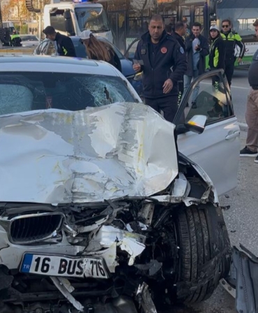 bursada-yaris-yapan-iki-otomobil-dehset-sacti-13-yarali-ZWU5LeDu.jpg
