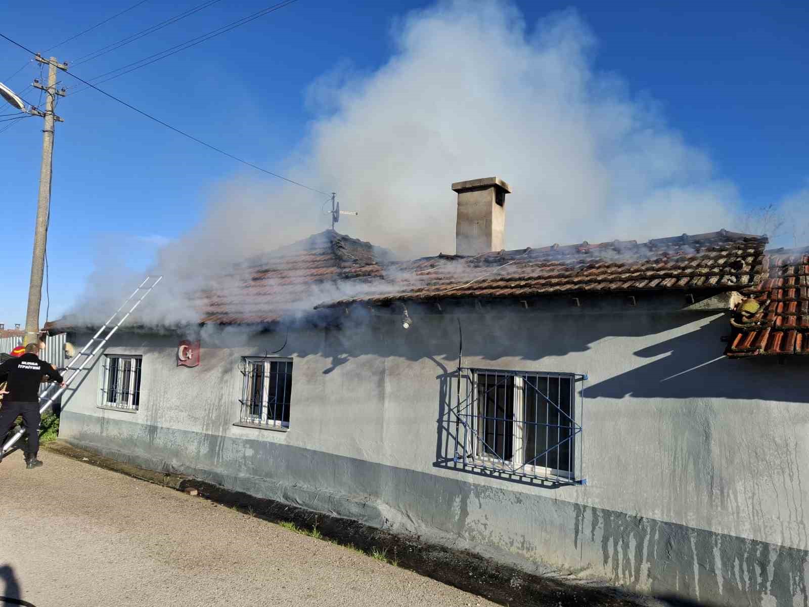 bursada yasli ciftin evi alevlere teslim oldu 0 7snPAfqT