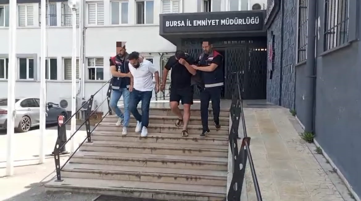 Bursa’da "Yeğenin zor durumda" yalanıyla altın vurgunu: Yaşlı kadını dolandıran 2 şüpheli tutuklandı 4 bursada yegenin zor durumda yalaniyla altin vurgunu yasli kadini dolandiran 2 supheli tutuklandi 0
