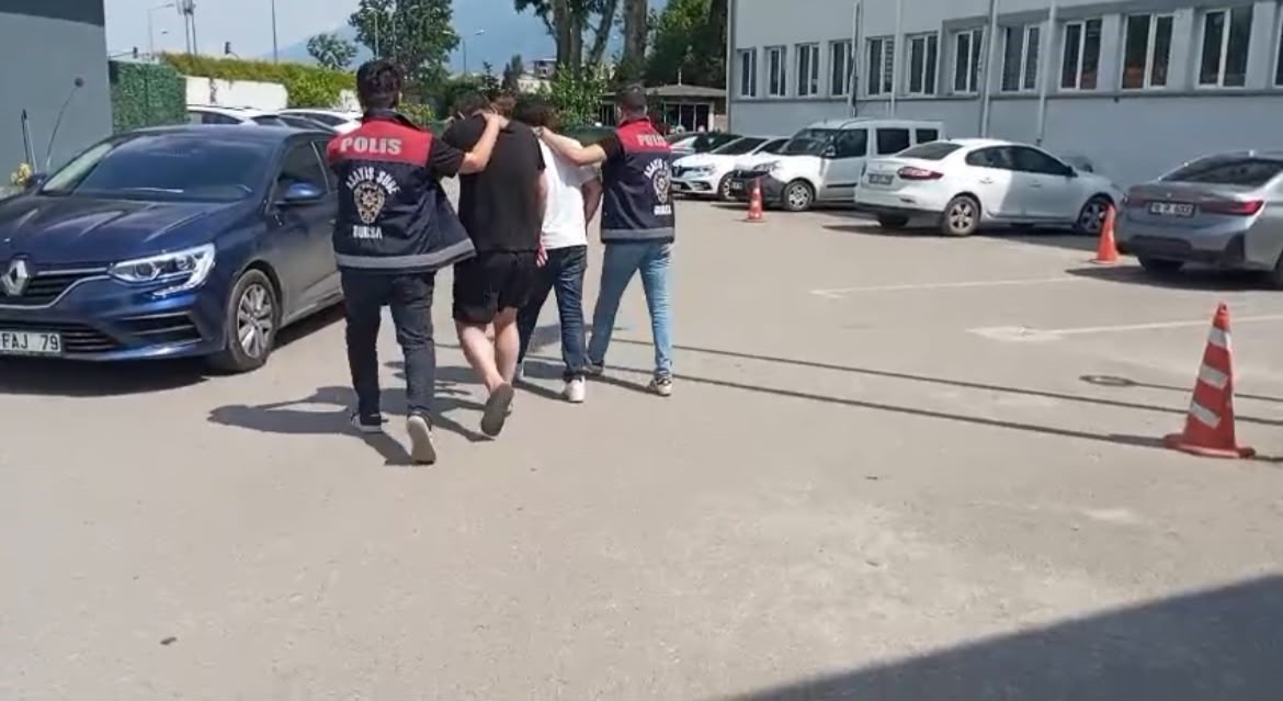 Bursa’da "Yeğenin zor durumda" yalanıyla altın vurgunu: Yaşlı kadını dolandıran 2 şüpheli tutuklandı 5 bursada yegenin zor durumda yalaniyla altin vurgunu yasli kadini dolandiran 2 supheli tutuklandi 1