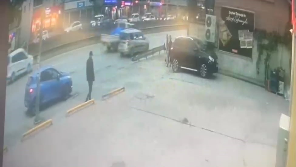 Bursa’da "Yeğenin zor durumda" yalanıyla altın vurgunu: Yaşlı kadını dolandıran 2 şüpheli tutuklandı 6 bursada yegenin zor durumda yalaniyla altin vurgunu yasli kadini dolandiran 2 supheli tutuklandi 2 biTW4AML