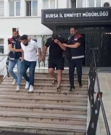 bursada-yegenin-zor-durumda-yalaniyla-altin-vurgunu-yasli-kadini-dolandiran-2-supheli-tutuklandi-B8J4kWje.jpg