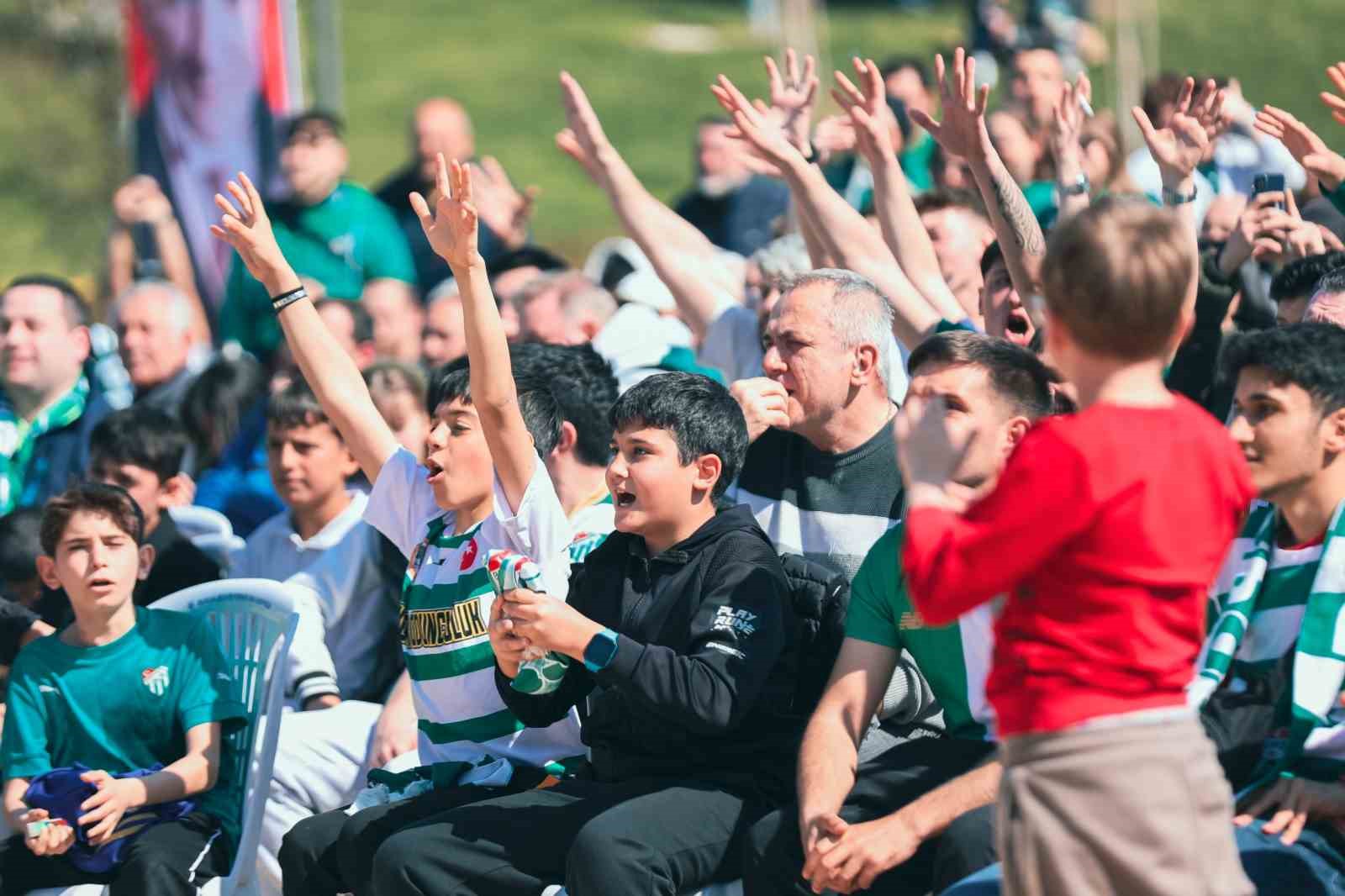 Bursa’da yeşil-beyaz coşku dev ekrana taşındı 4 bursada yesil beyaz cosku dev ekrana tasindi 0 hgVJHFKQ