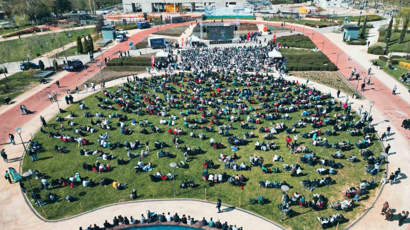Bursa’da yeşil-beyaz coşku dev ekrana taşındı 6 bursada yesil beyaz cosku dev ekrana tasindi 2 P7BMSSfi