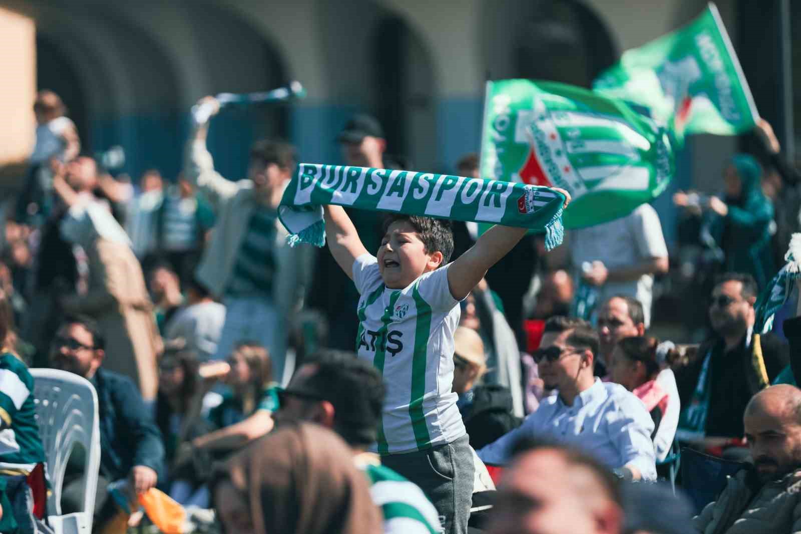 Bursa’da yeşil-beyaz coşku dev ekrana taşındı 9 bursada yesil beyaz cosku dev ekrana tasindi 5 Lj3kL7ik