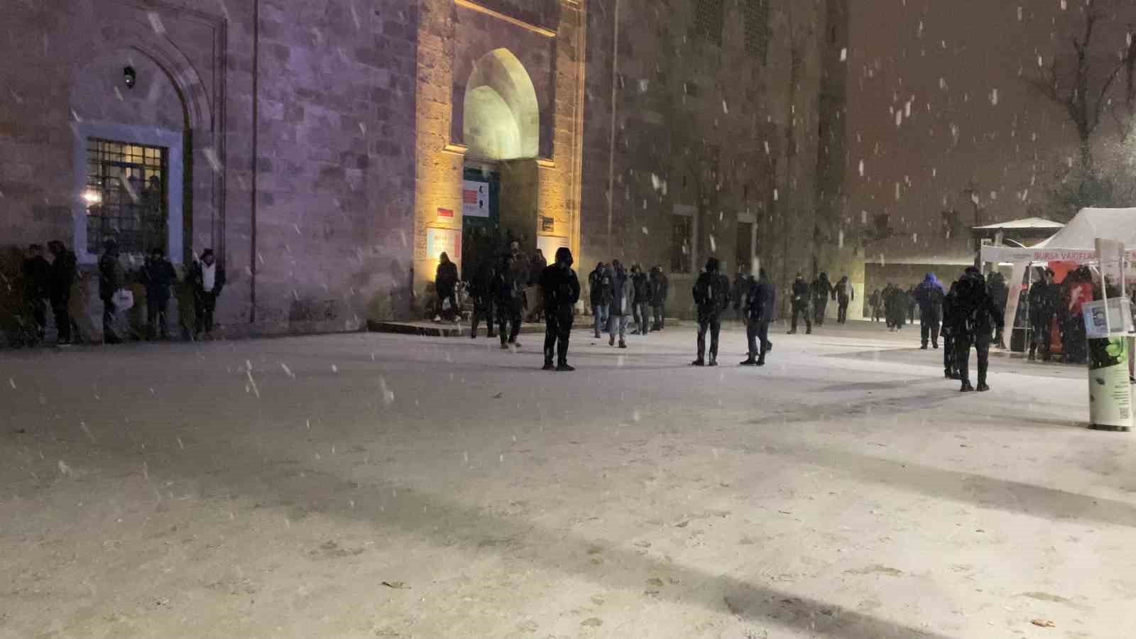 bursada yilin ilk sabah namazi kar altinda ulucamide kilindi 0 3R86LL35