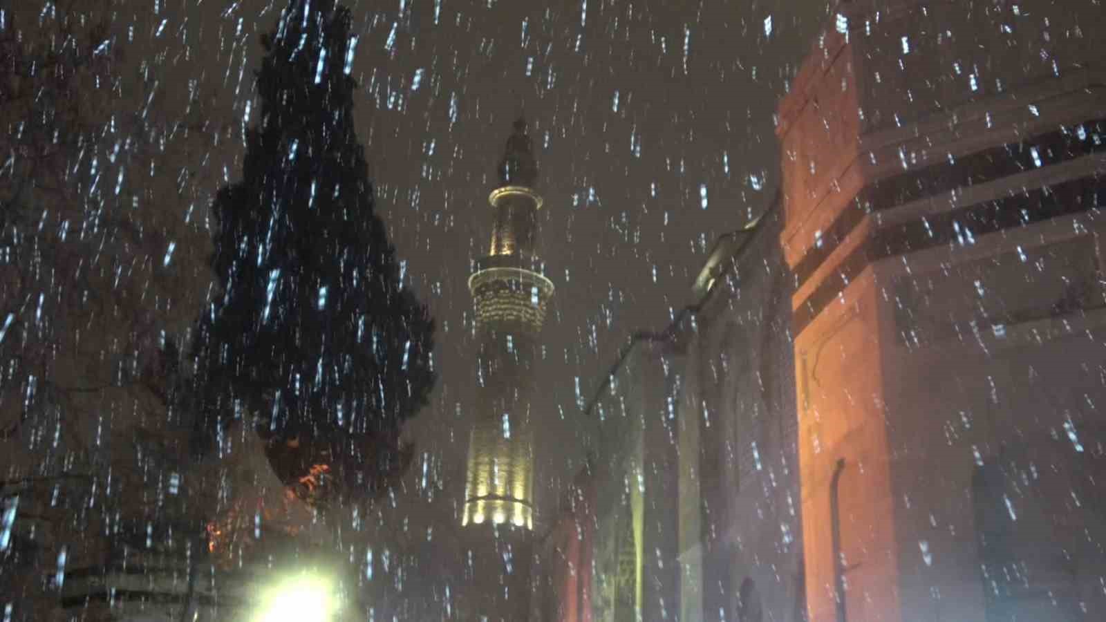 bursada yilin ilk sabah namazi kar altinda ulucamide kilindi 1 tJpR4H51