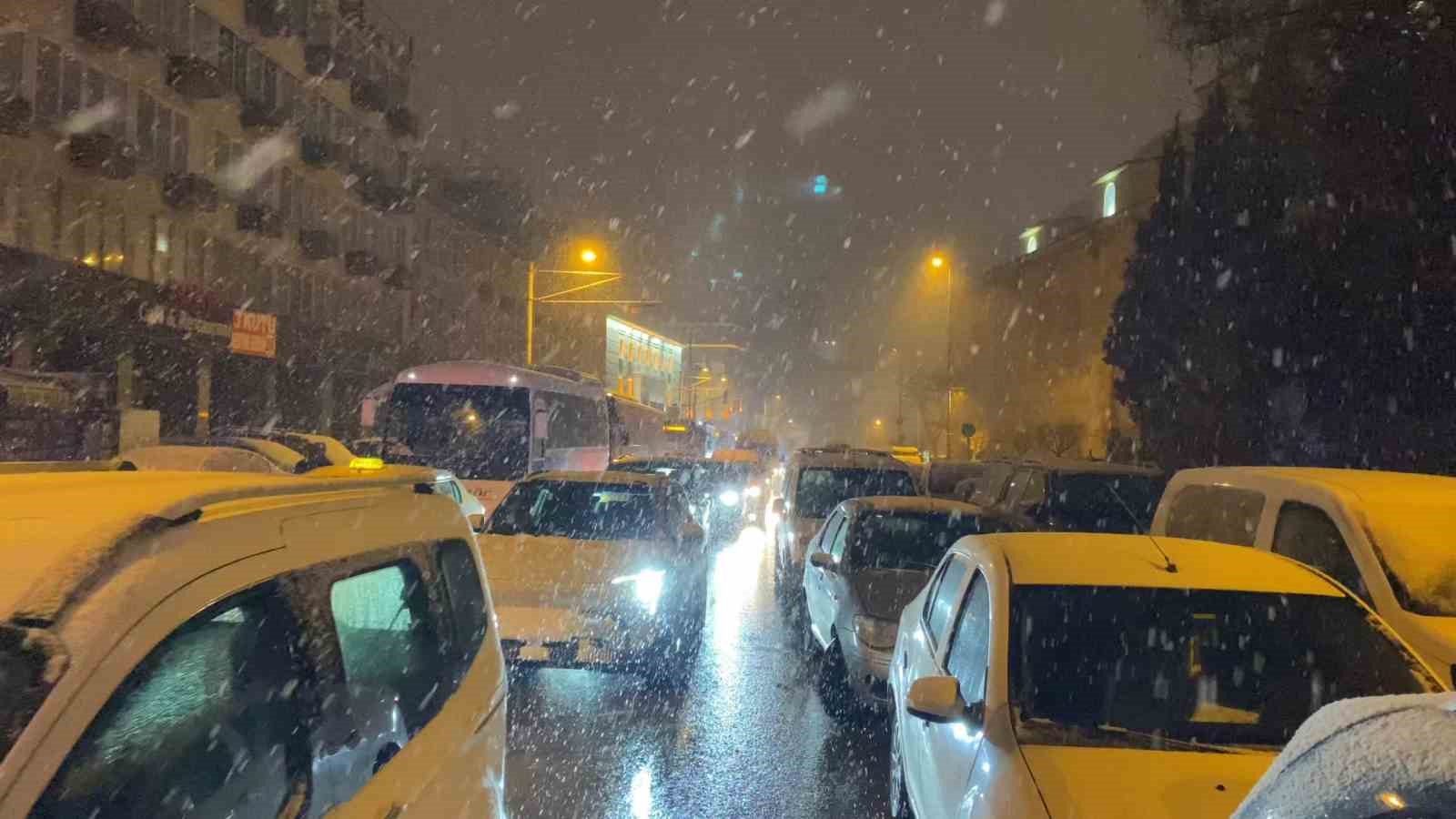 bursada yilin ilk sabah namazi kar altinda ulucamide kilindi 2 flv5X7Ka