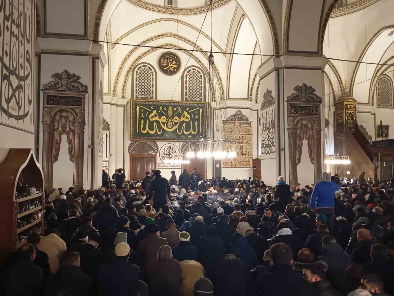 bursada yilin ilk sabah namazi kar altinda ulucamide kilindi 3 sUU7RIZO