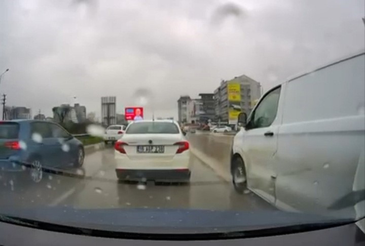 bursada yol verme kavgasi 3 kisi surucuye saldirdi 0 nDUdhNgy