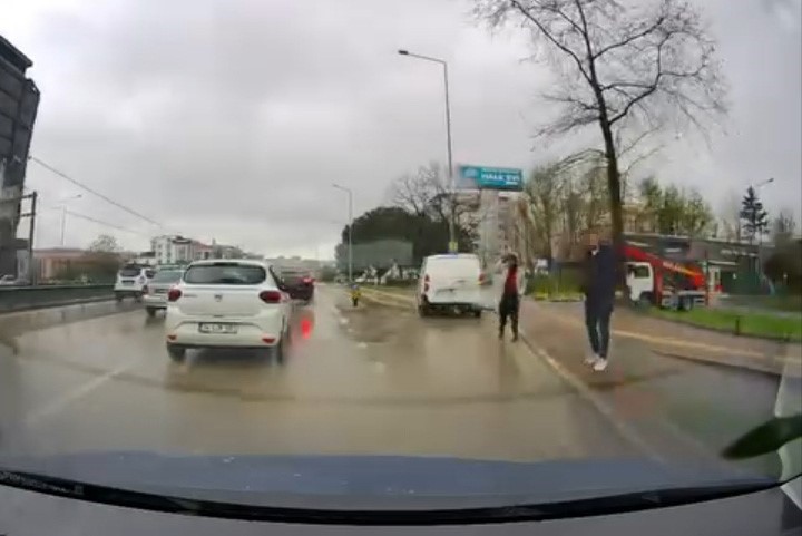 bursada yol verme kavgasi 3 kisi surucuye saldirdi 1 q76tULra