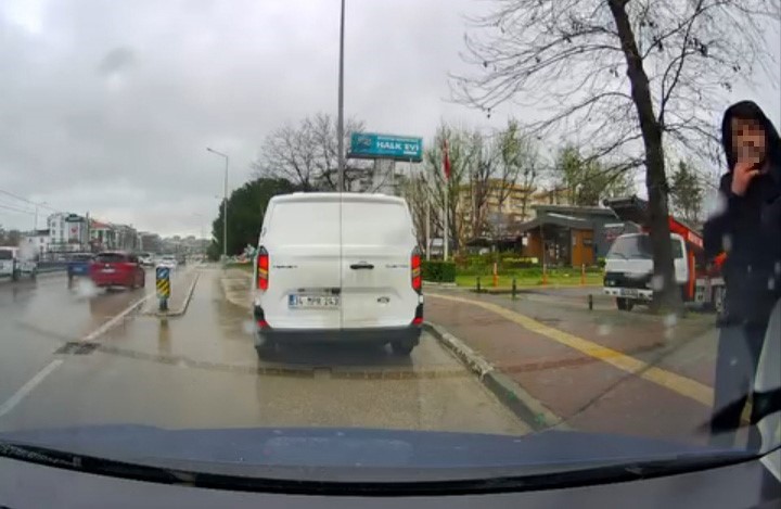 bursada yol verme kavgasi 3 kisi surucuye saldirdi 3 YbYWmV1j