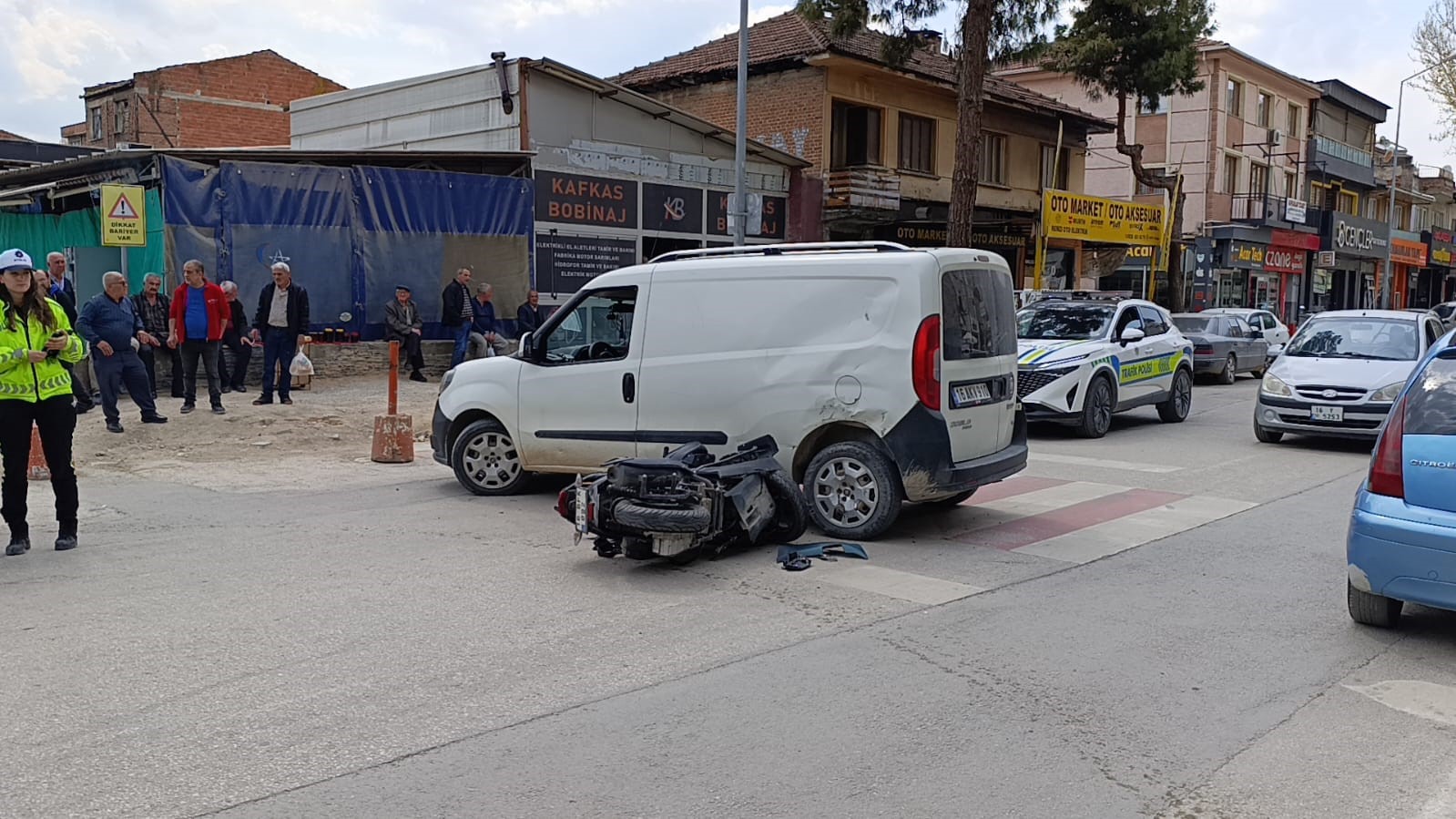 bursada yola aniden cikan arac kazaya yol acti 1 yarali 2 eDYiHpNS