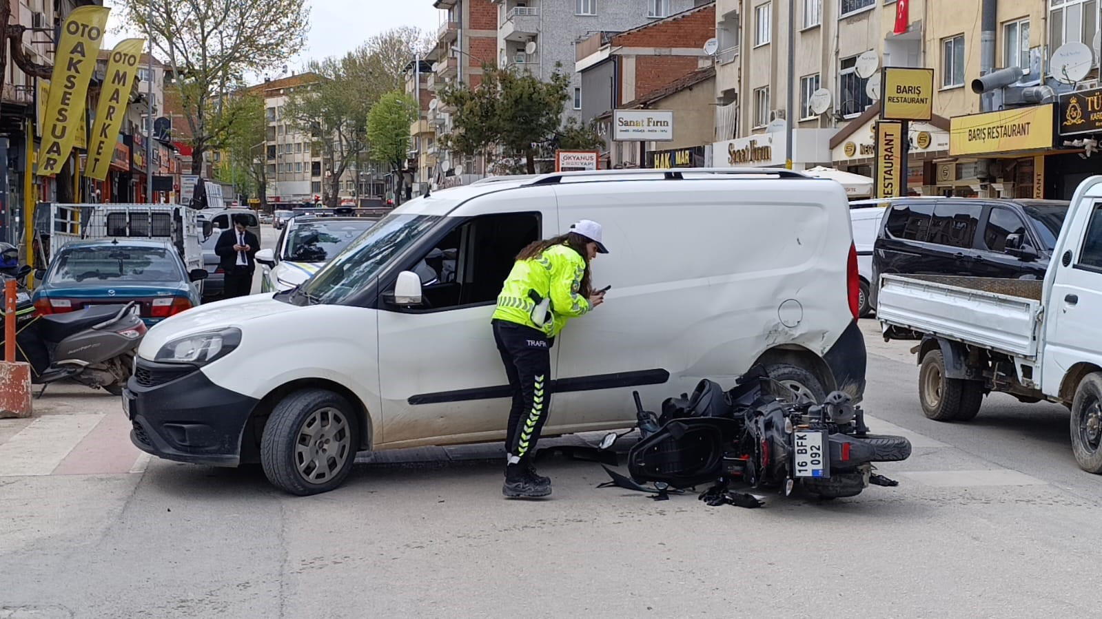 bursada yola aniden cikan arac kazaya yol acti 1 yarali 3 DTCCNKIv