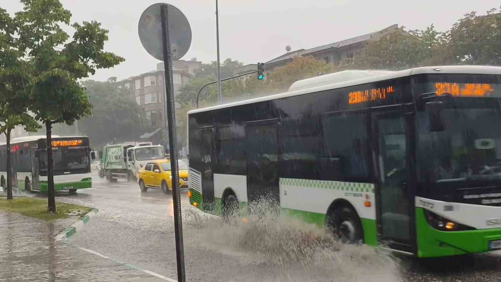 Bursa’da yollar göle döndü, vatandaşlar zor anlar yaşadı 4 bursada yollar gole dondu vatandaslar zor anlar yasadi 0 5gG32Yy8