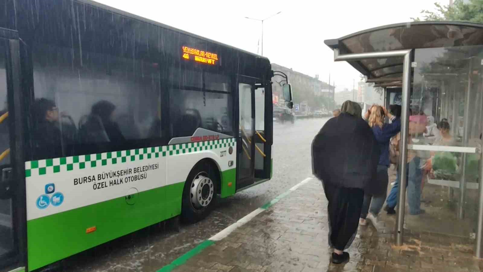 Bursa’da yollar göle döndü, vatandaşlar zor anlar yaşadı 5 bursada yollar gole dondu vatandaslar zor anlar yasadi 1 6wurnCwA