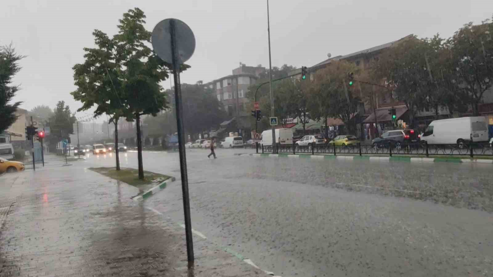 Bursa’da yollar göle döndü, vatandaşlar zor anlar yaşadı 6 bursada yollar gole dondu vatandaslar zor anlar yasadi 2 dkBNXL9C