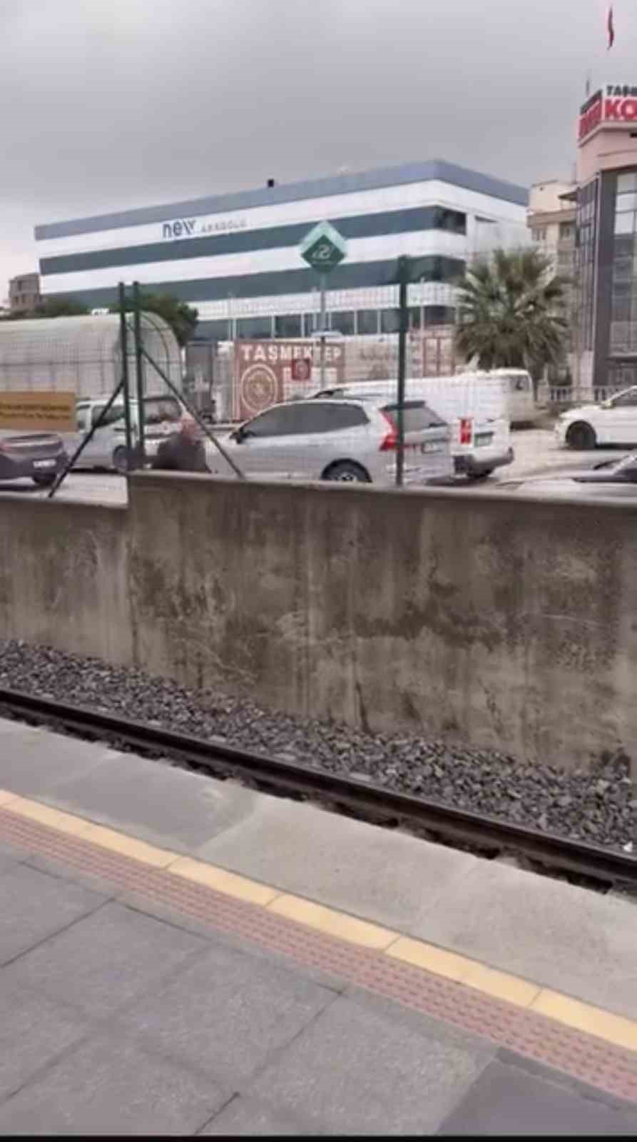 bursada yolunu kaybeden yasli adam trafikte tehlike sacti 1 69uycsLl