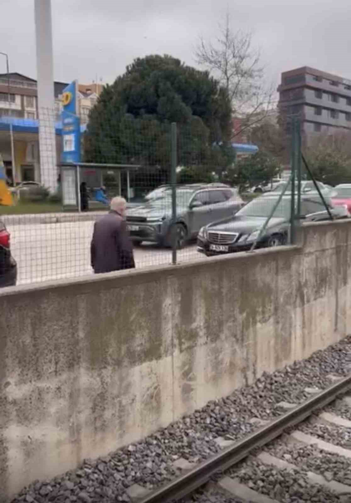 bursada yolunu kaybeden yasli adam trafikte tehlike sacti 2 nFng8LES