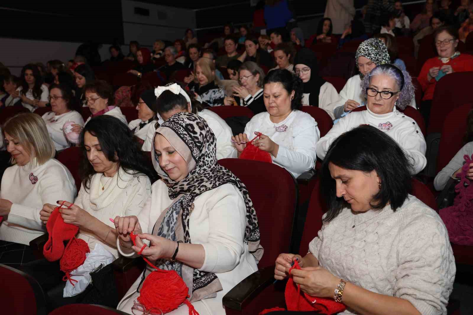 bursada yuzlerce kadin ayni anda iyilik icin ilmek atti 5 BsfYejg2