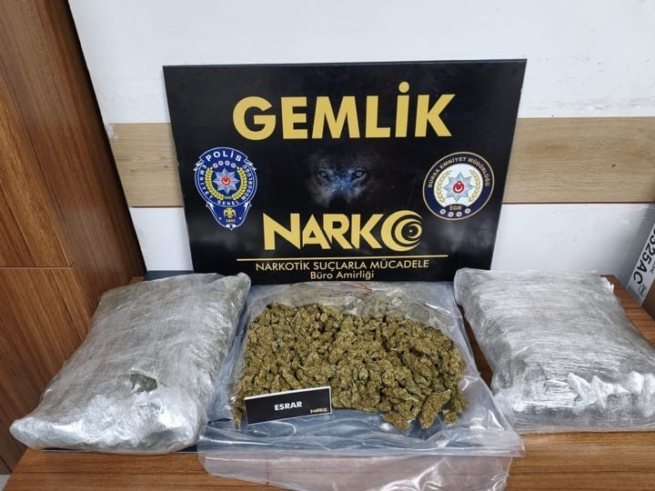 Bursa’da zehir tacirine büyük darbe: 3,7 kilo esrar ele geçirildi 4 bursada zehir tacirine buyuk darbe 37 kilo esrar ele gecirildi 0 GM4ivMLQ