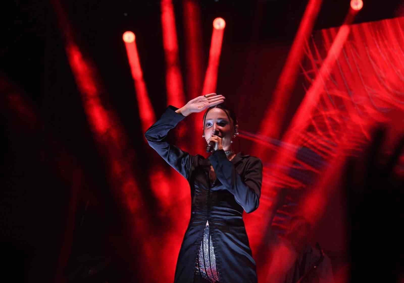 bursada zeynep bastikla cumhuriyet coskusu 1 8hJz3SuO