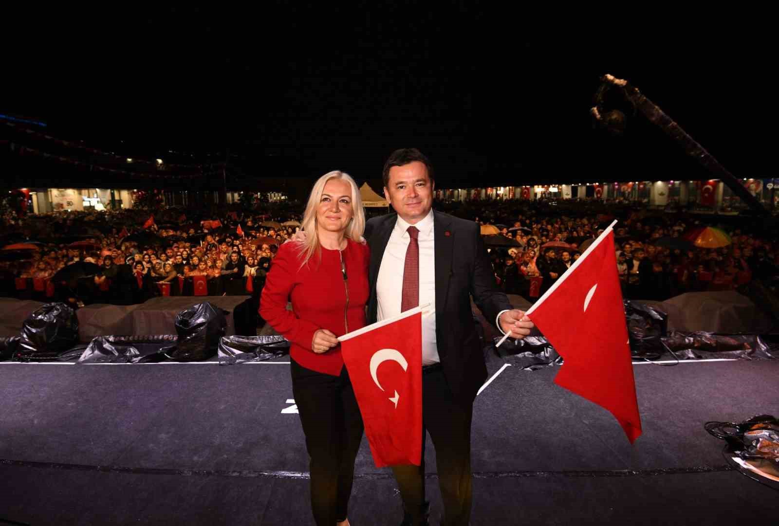 bursada zeynep bastikla cumhuriyet coskusu 2 CtWe3YVV