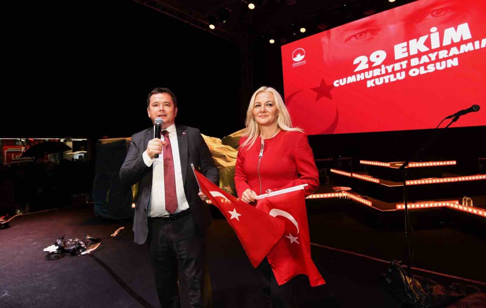bursada zeynep bastikla cumhuriyet coskusu 3 BZD8nkga