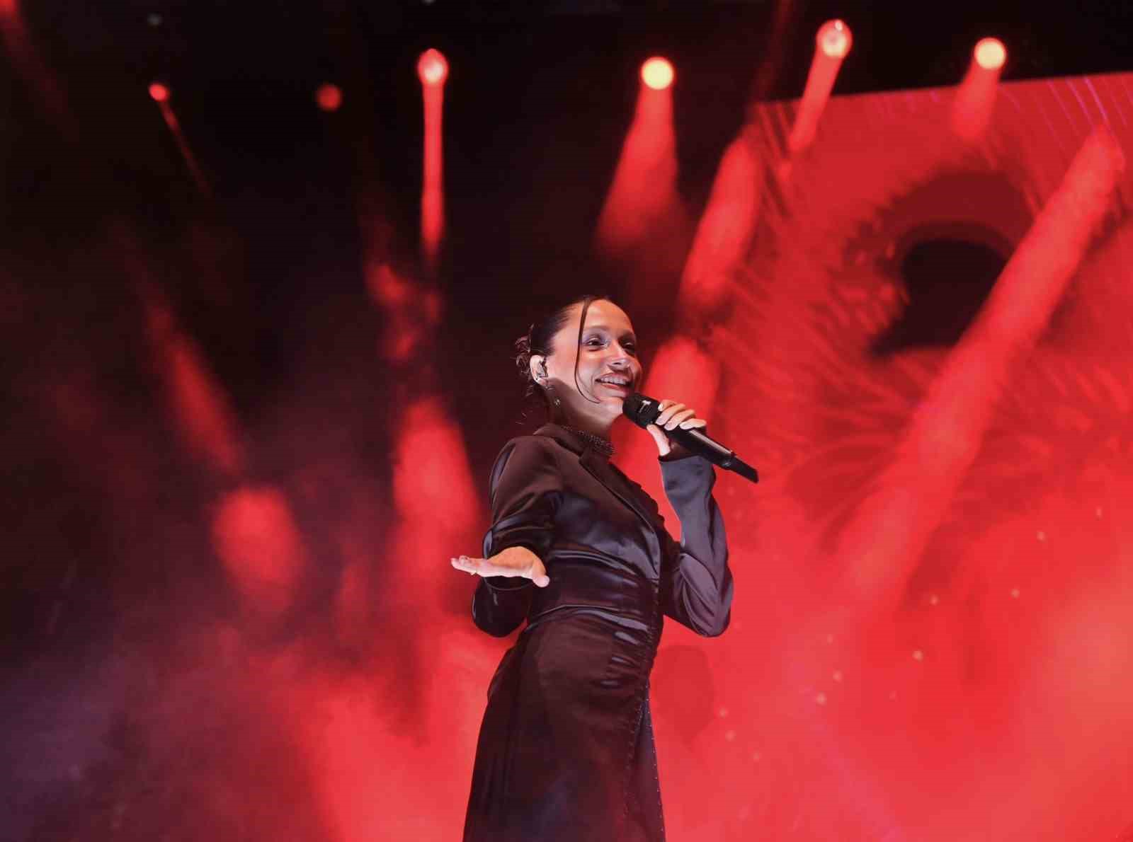 bursada zeynep bastikla cumhuriyet coskusu 4 Vdq73Ip3