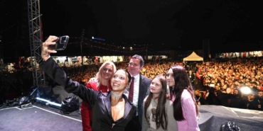 bursada-zeynep-bastikla-cumhuriyet-coskusu-Xksu1DuY.jpg