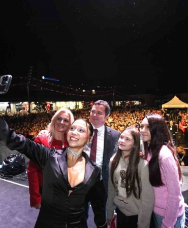 bursada-zeynep-bastikla-cumhuriyet-coskusu-Xksu1DuY.jpg