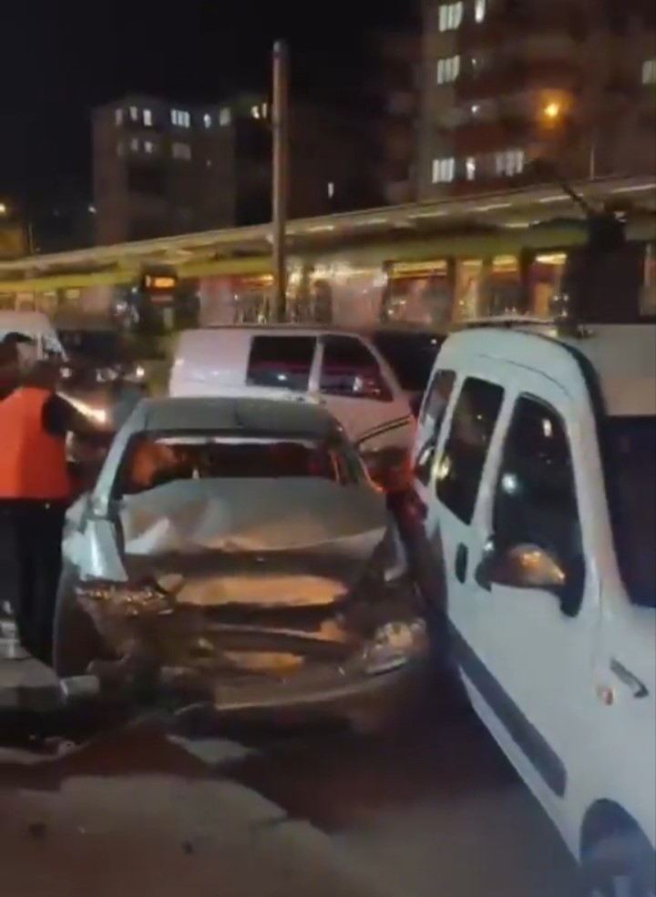 bursada zincirleme kaza 3 arac hurdaya dondu 2 qHp7M3lK