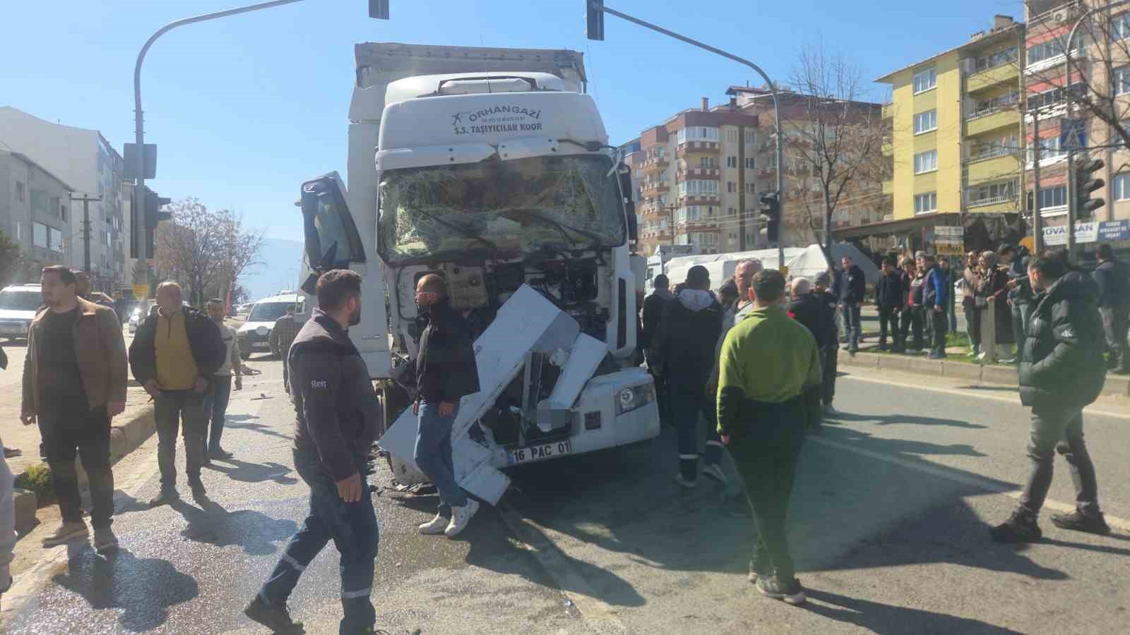 Bursa’da zincirleme kaza: 5 yaralı 4 bursada zincirleme kaza 5 yarali 0 EvMURfnA