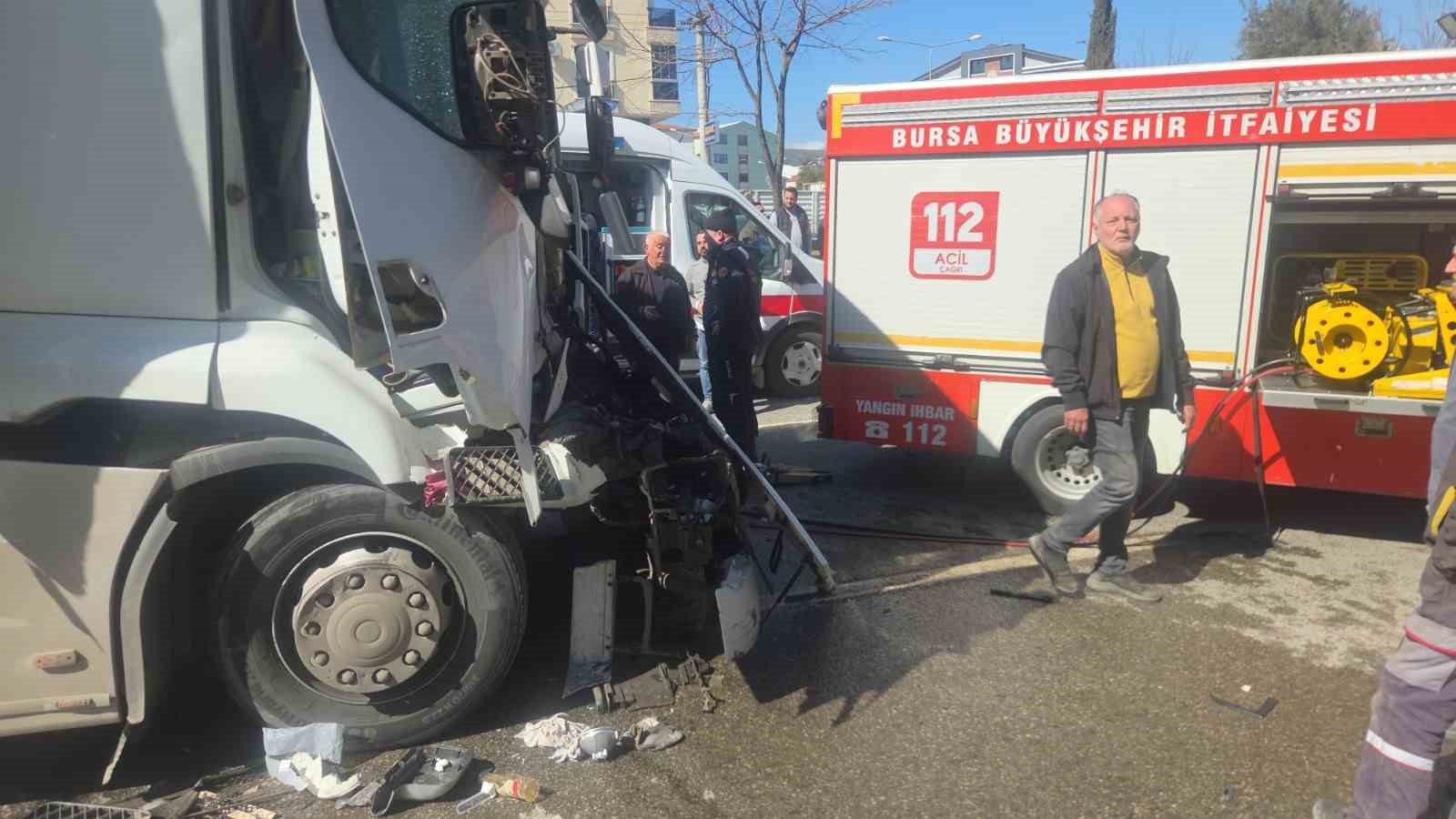 Bursa’da zincirleme kaza: 5 yaralı 9 bursada zincirleme kaza 5 yarali 5