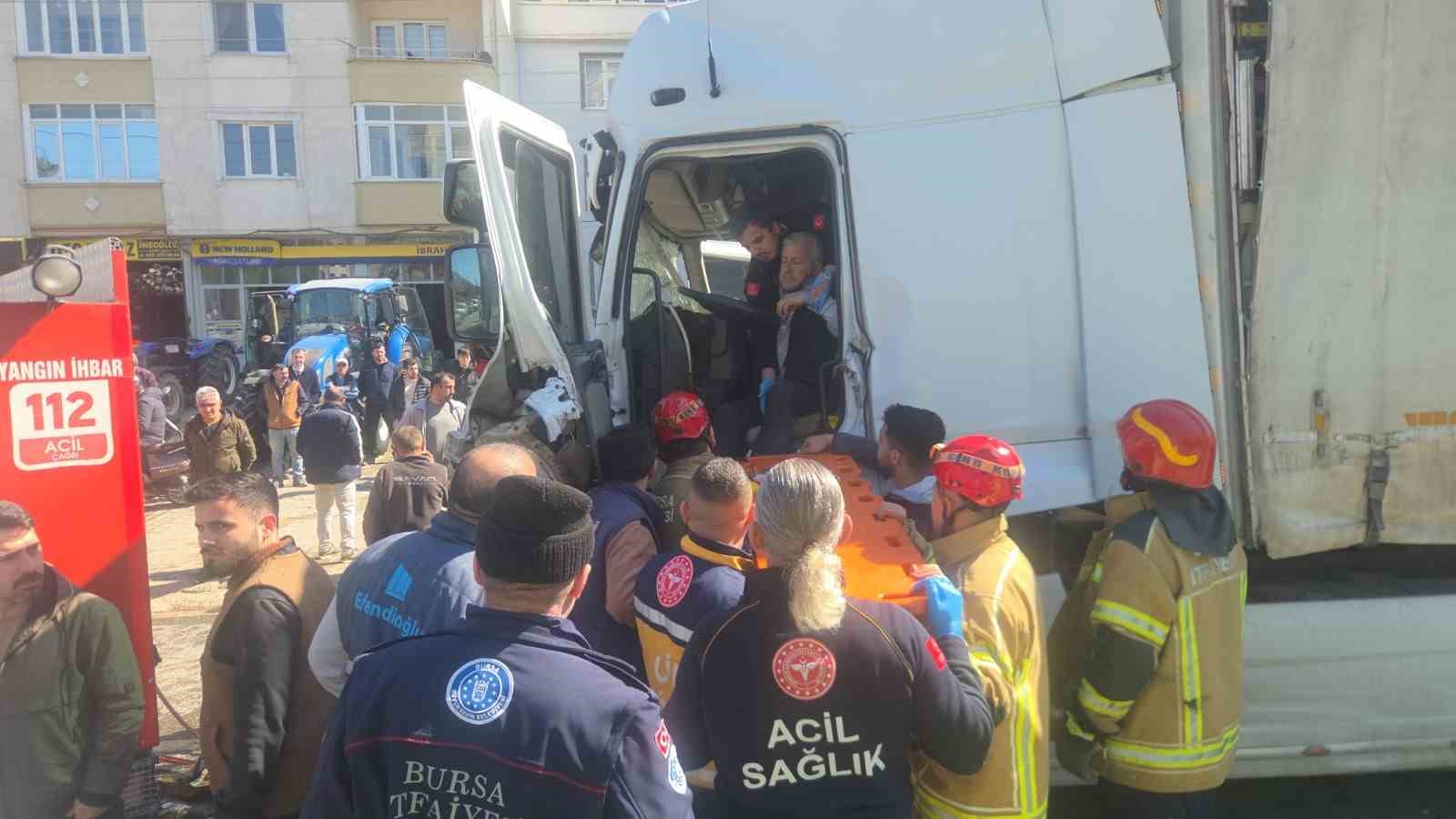 Bursa’da zincirleme kaza: 5 yaralı 10 bursada zincirleme kaza 5 yarali 6 QS247PnN