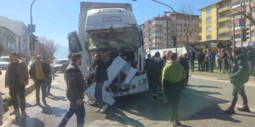 bursada-zincirleme-kaza-5-yarali-twBM2M9f.jpg