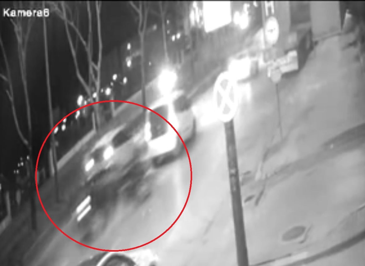 bursadaki feci kaza kameraya yansidi ikiye bolunen aractan kurtuldu 0 3DbfUIyr