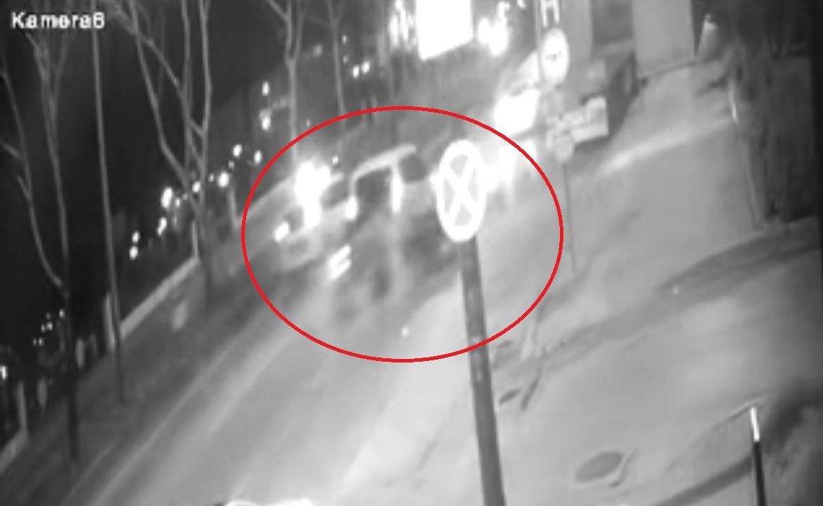 bursadaki feci kaza kameraya yansidi ikiye bolunen aractan kurtuldu 1 ZHs2ZTJi