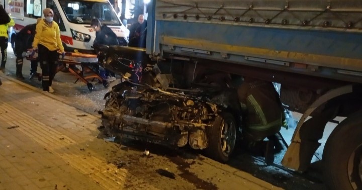 bursadaki feci kaza kameraya yansidi ikiye bolunen aractan kurtuldu 6 cwcmBCzO