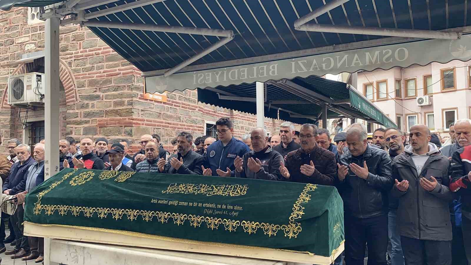 Bursa’daki feci kazada hayatını kaybeden genç adam gözyaşlarıyla uğurlandı 9 bursadaki feci kazada hayatini kaybeden genc adam gozyaslariyla ugurlandi 5 Oz9jAKhg