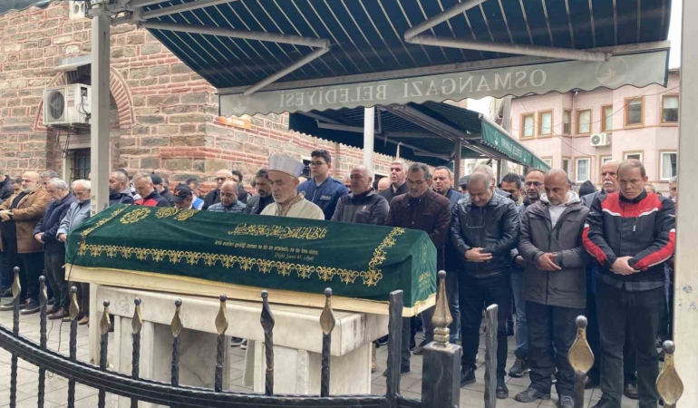 bursadaki-feci-kazada-hayatini-kaybeden-genc-adam-gozyaslariyla-ugurlandi-J9WO4Hau.jpg