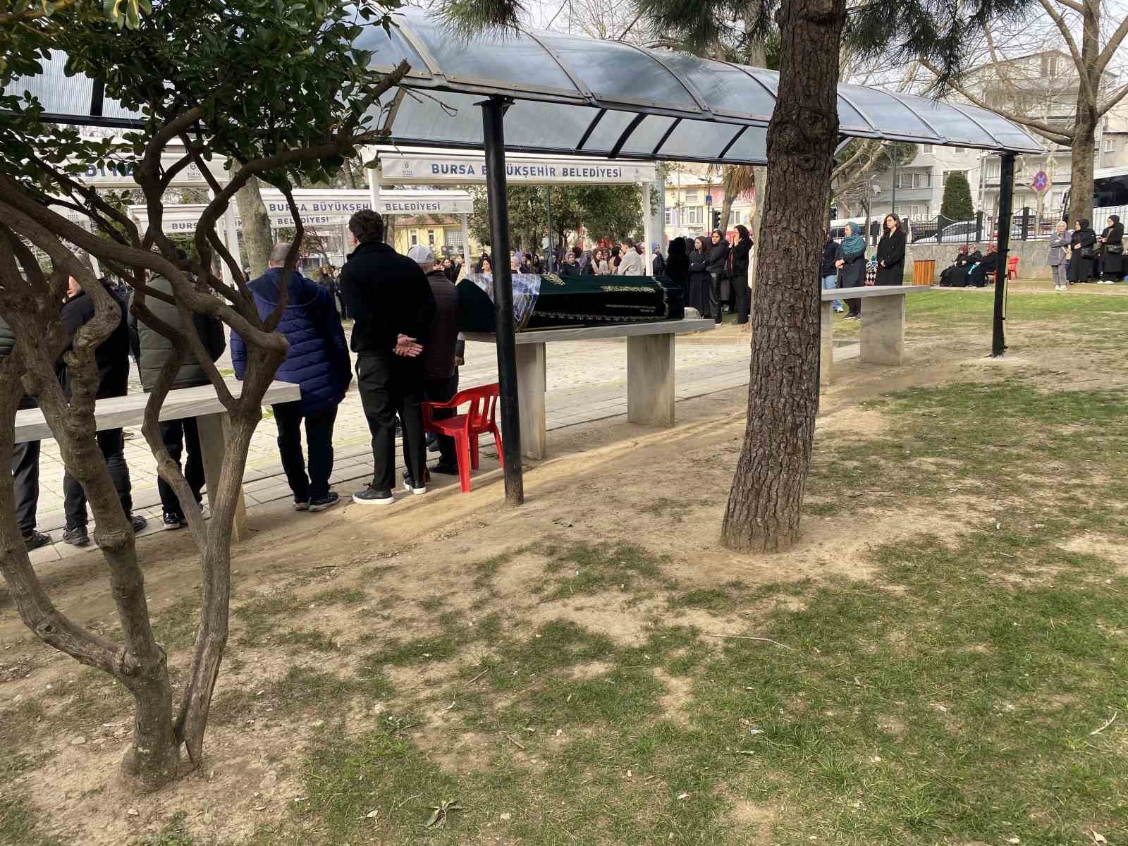 bursadaki silahli saldirida olen guzellik uzmani kadin topraga verildi 0 HLp5uC2F