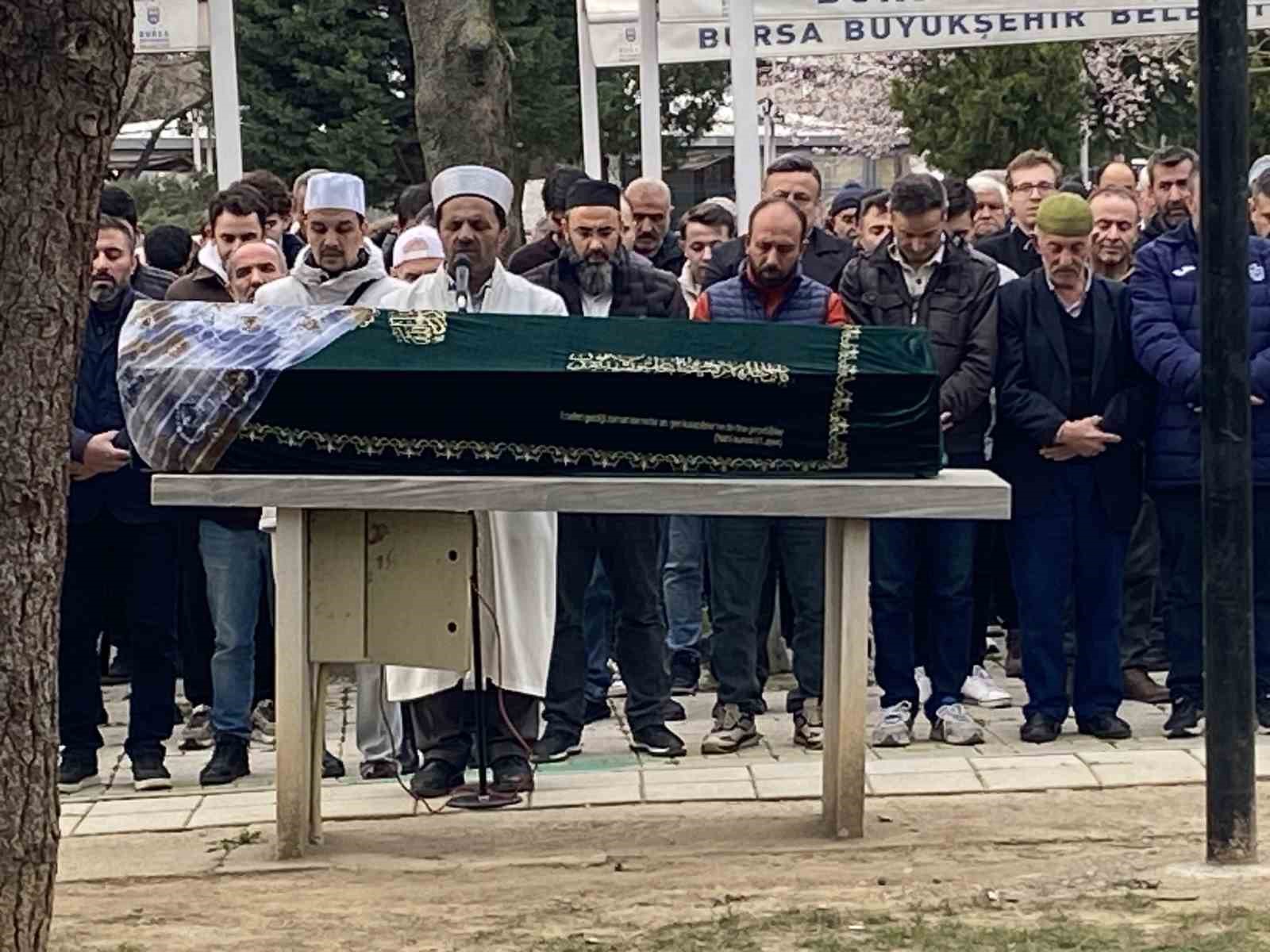 bursadaki silahli saldirida olen guzellik uzmani kadin topraga verildi 2 ESPsmtLj