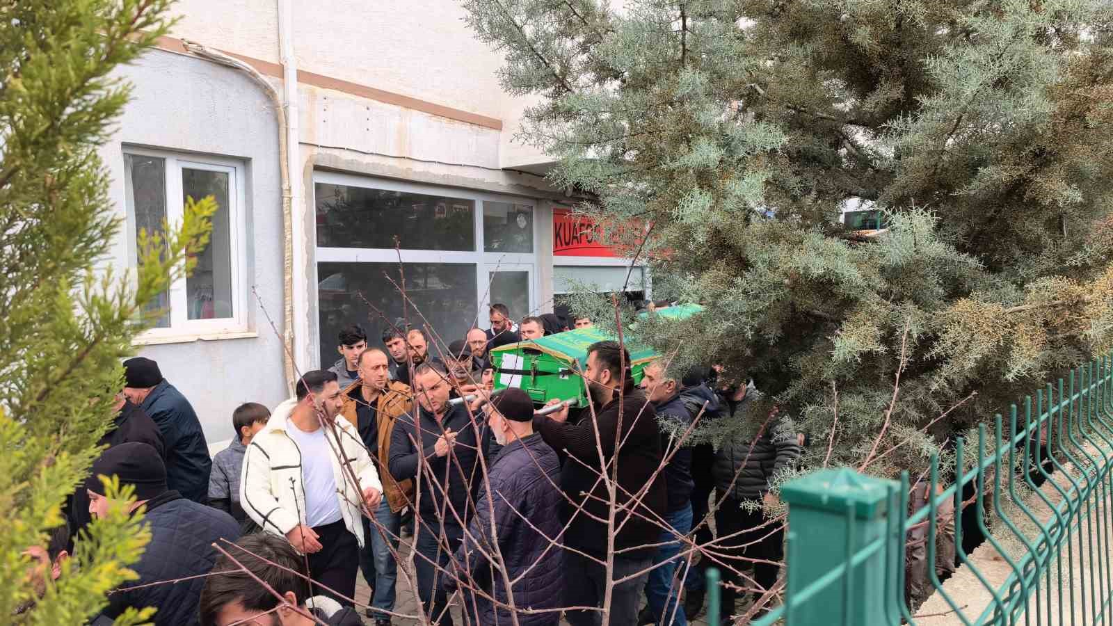 bursadaki tir kazasinda hayatini kaybeden surucu topraga verildi 2 CrZGnVCP