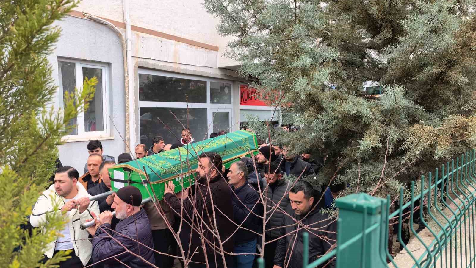 bursadaki tir kazasinda hayatini kaybeden surucu topraga verildi 3 8btwbyVy