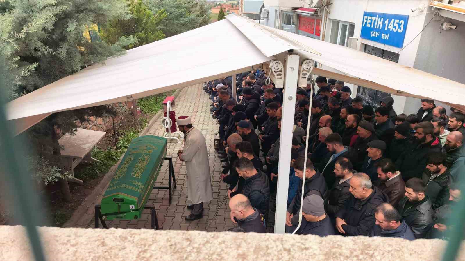 bursadaki tir kazasinda hayatini kaybeden surucu topraga verildi 4