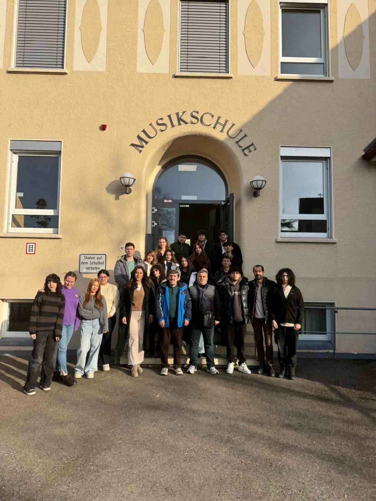 bursali ogrenciler almanyada ayakta alkislandi 4 FJv3dvOq