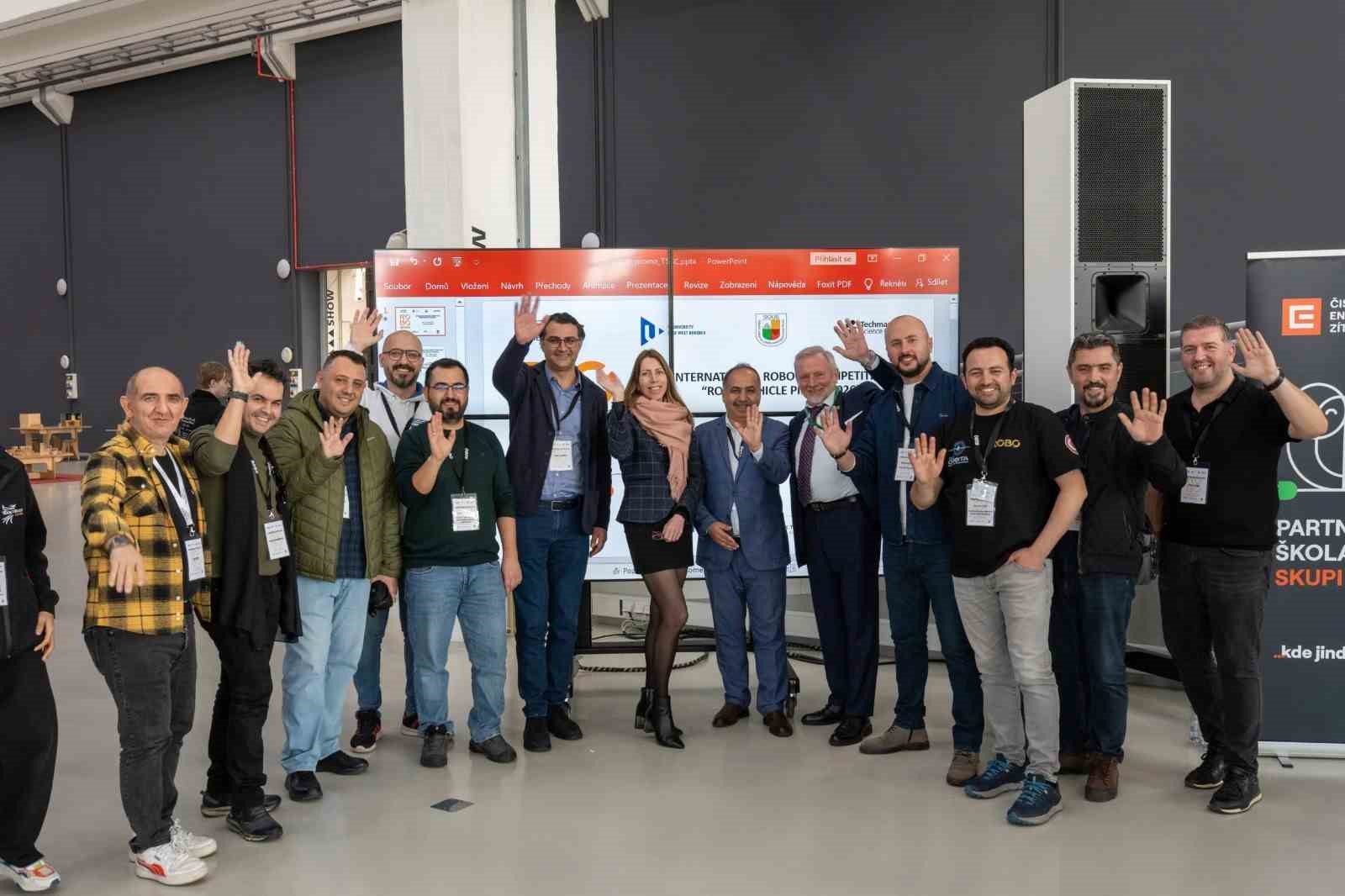 bursali ogrencilerden cekyada robotik basarisi 4 TYOr3qNX